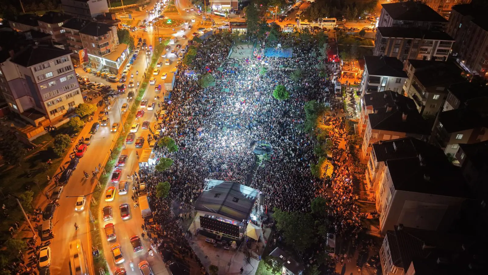 EDİRNE’DE 19 MAYIS: SOKAKLARDA FENER ALAYI, SAHNEDE EMRE AYDIN galeri görseli